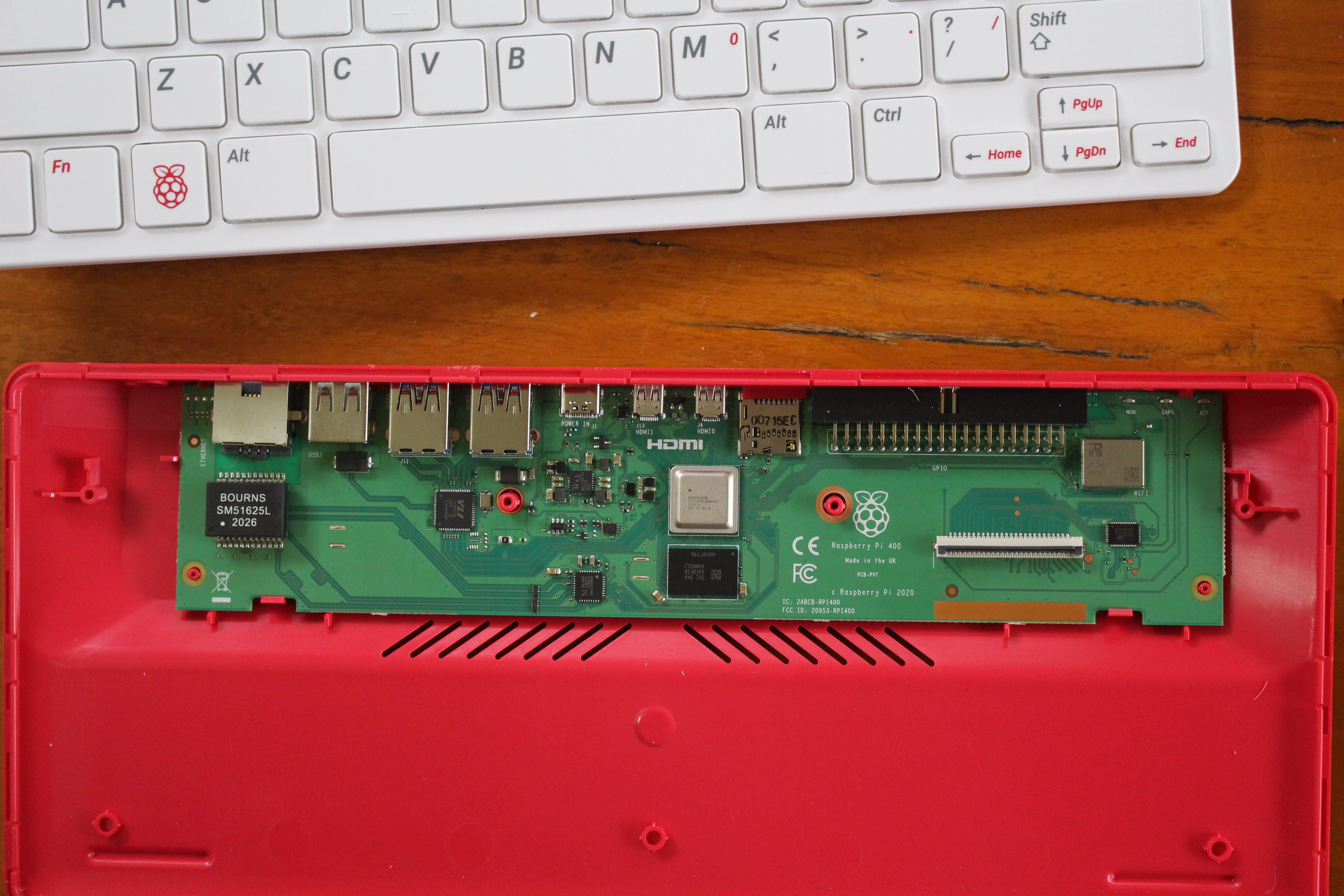 Raspberry Pi 400 Teardown - Heat spreader and motherboard - CNX