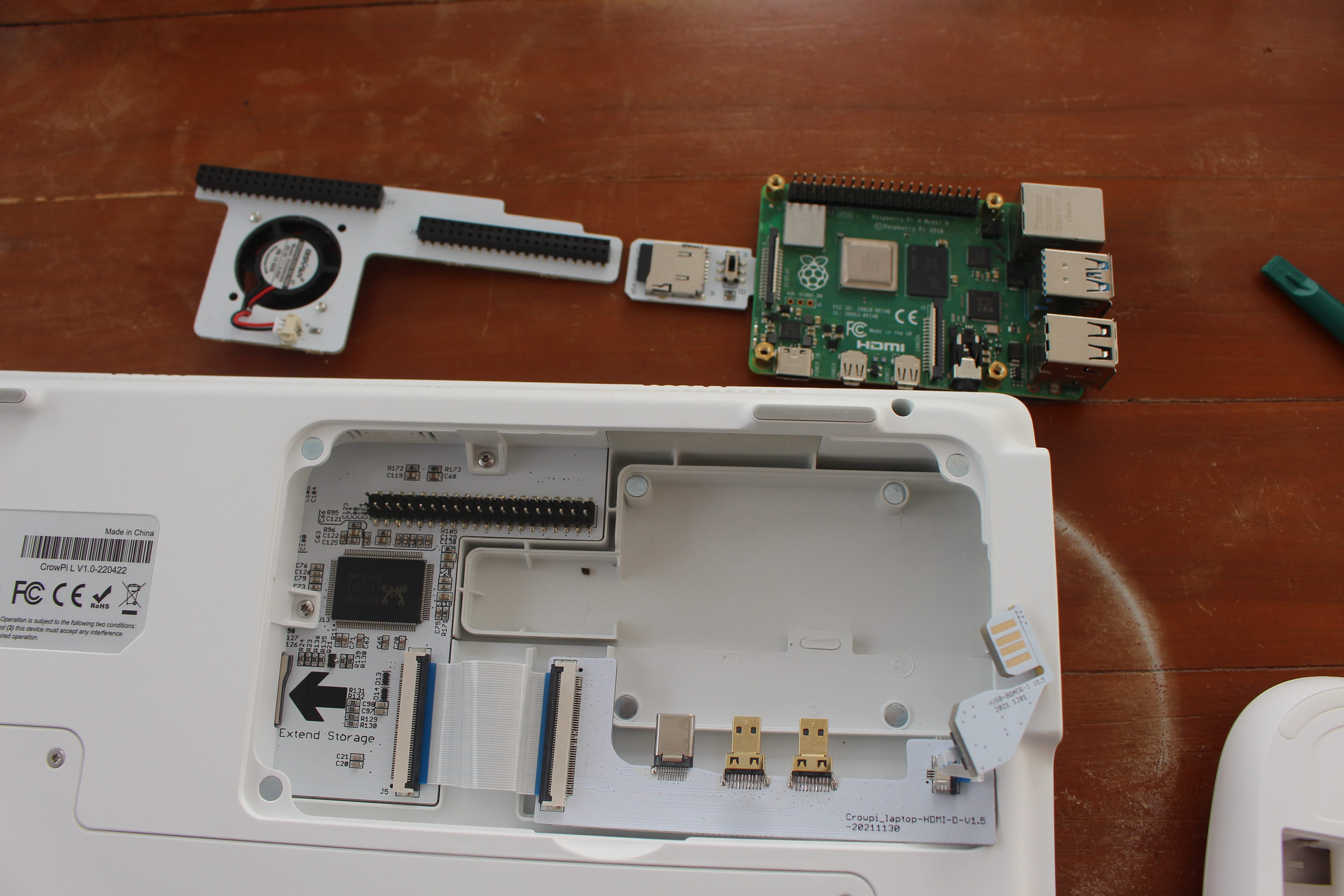 CrowPi L Raspberry Pi 4 laptop review - Part 1: Unboxing and